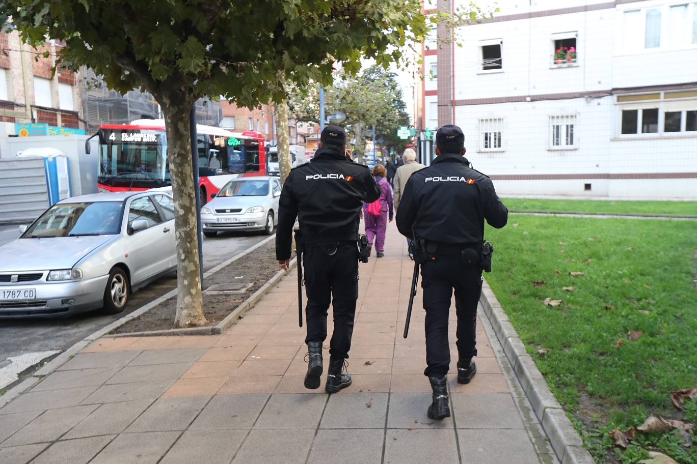 Los participantes en la protesta han marchado por las aceras hasta el centro de Gijón, después de que Delegación del Gobierno les prohibiera la manifestación. Durante la marcha, han recibido el apoyo de vecinos y otros colectivos también afectados por las medidas del Gobierno, como los repartidos de bebida.