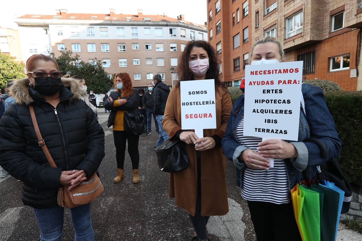 Los participantes en la protesta han marchado por las aceras hasta el centro de Gijón, después de que Delegación del Gobierno les prohibiera la manifestación. Durante la marcha, han recibido el apoyo de vecinos y otros colectivos también afectados por las medidas del Gobierno, como los repartidos de bebida.