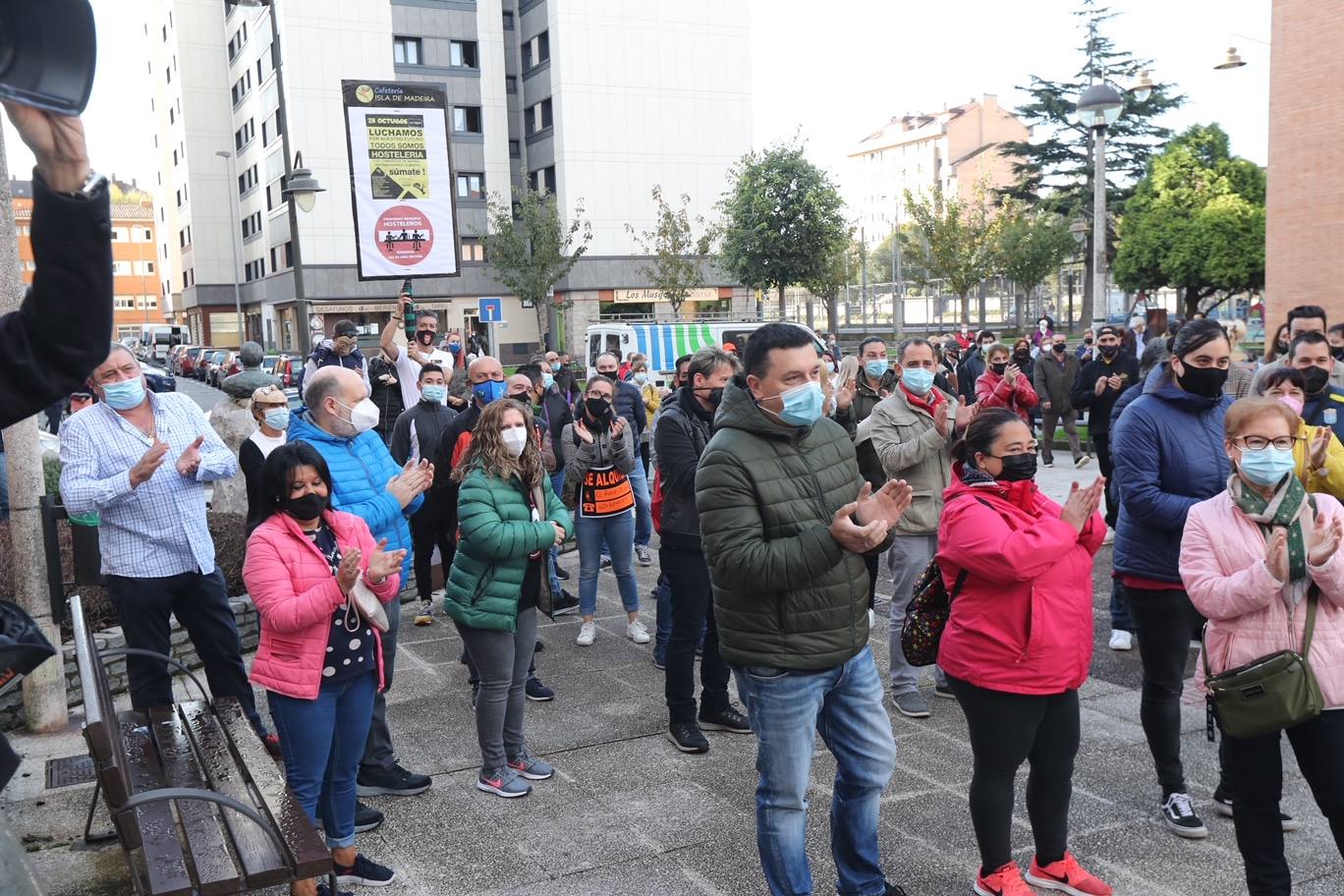 Los participantes en la protesta han marchado por las aceras hasta el centro de Gijón, después de que Delegación del Gobierno les prohibiera la manifestación. Durante la marcha, han recibido el apoyo de vecinos y otros colectivos también afectados por las medidas del Gobierno, como los repartidos de bebida.