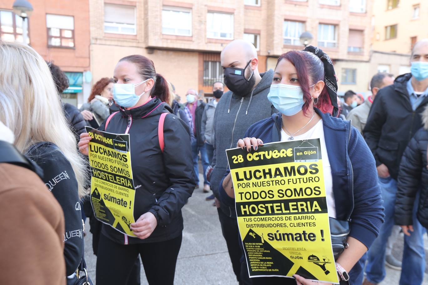 Los participantes en la protesta han marchado por las aceras hasta el centro de Gijón, después de que Delegación del Gobierno les prohibiera la manifestación. Durante la marcha, han recibido el apoyo de vecinos y otros colectivos también afectados por las medidas del Gobierno, como los repartidos de bebida.