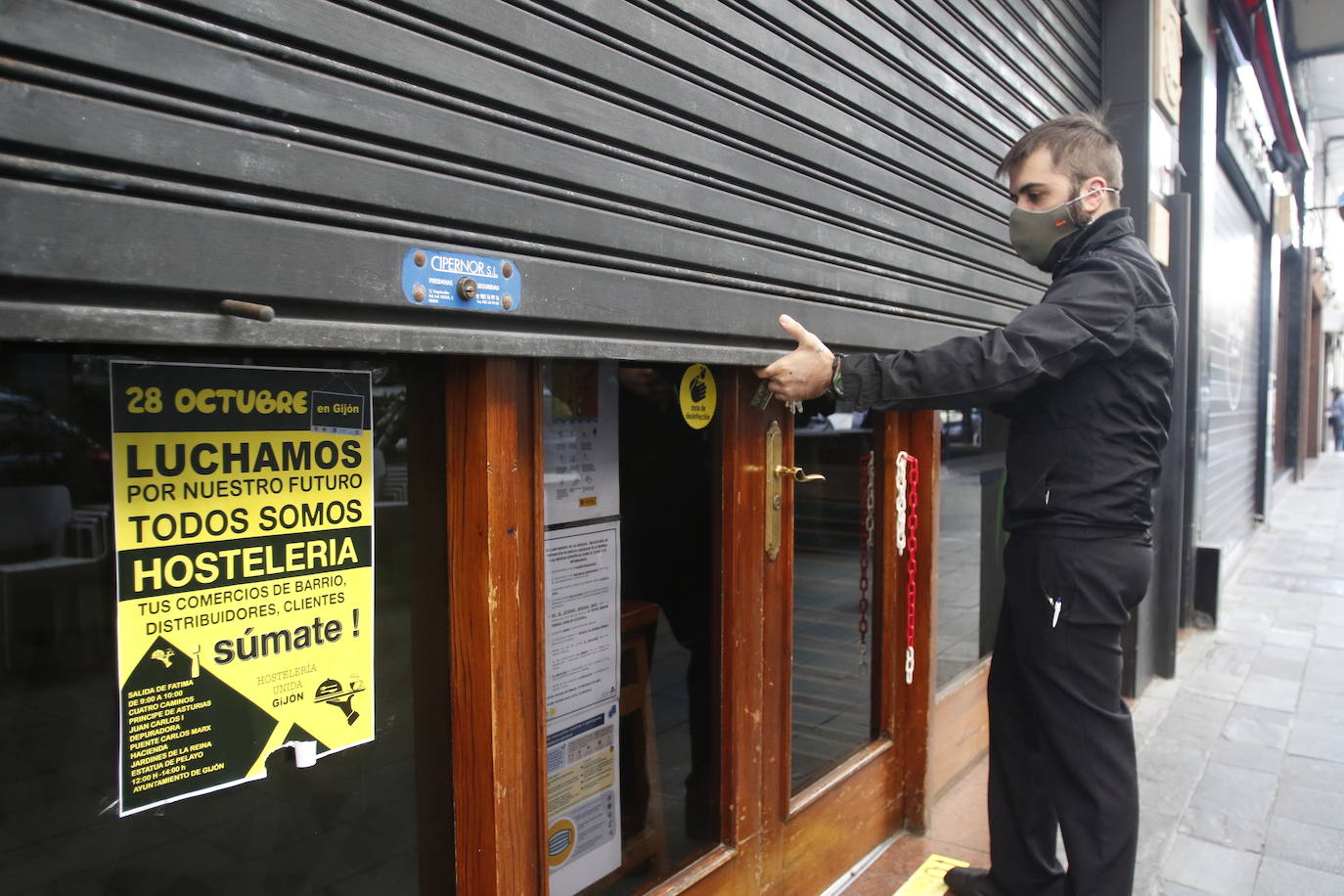 Los participantes en la protesta han marchado por las aceras hasta el centro de Gijón, después de que Delegación del Gobierno les prohibiera la manifestación. Durante la marcha, han recibido el apoyo de vecinos y otros colectivos también afectados por las medidas del Gobierno, como los repartidos de bebida.