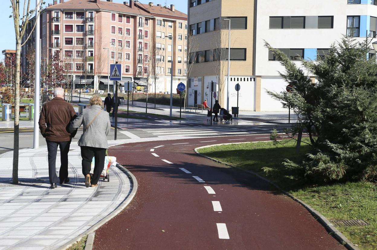 Uno de los carriles bici ya existentes en el casco urbano de Lugones. 