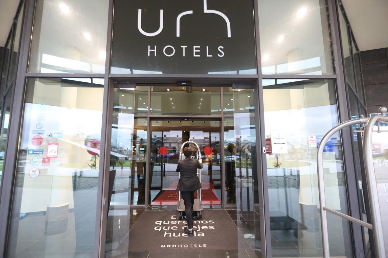 Un empleado del hotel URH Zen Balagares guarda uno de los carros portamaletas del establecimiento. 