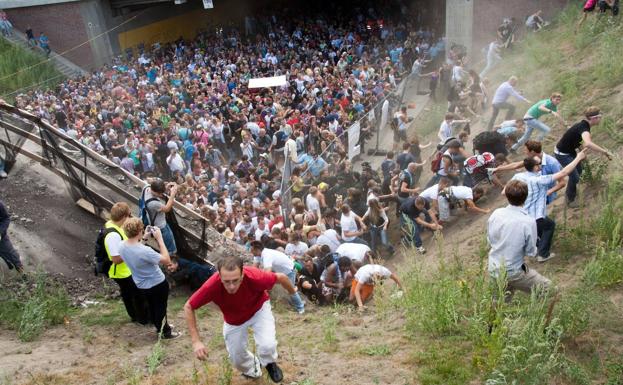 Decenas de personas tratan de huir de una avalancha en el Love Parede de 2010.