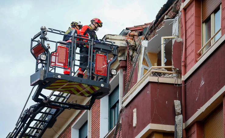 Se derrumba la cornisa de un edificio de la calle Luanco de Gijón