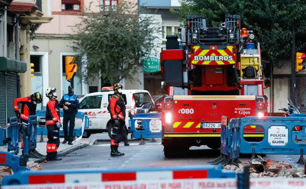 Efectivos de Bomberos y Policía Local en la calle Luanco.