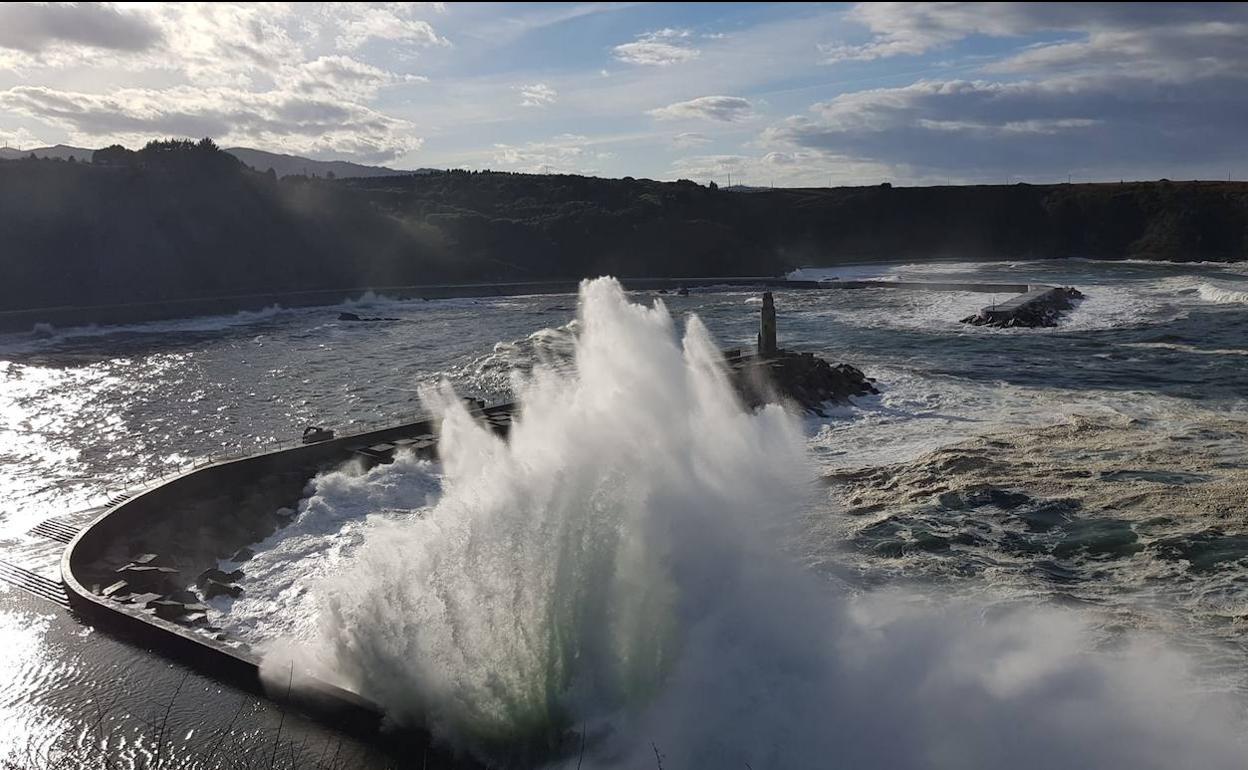 Tiempo en Asturias | La costa asturiana, en alerta por olas de hasta siete metros 