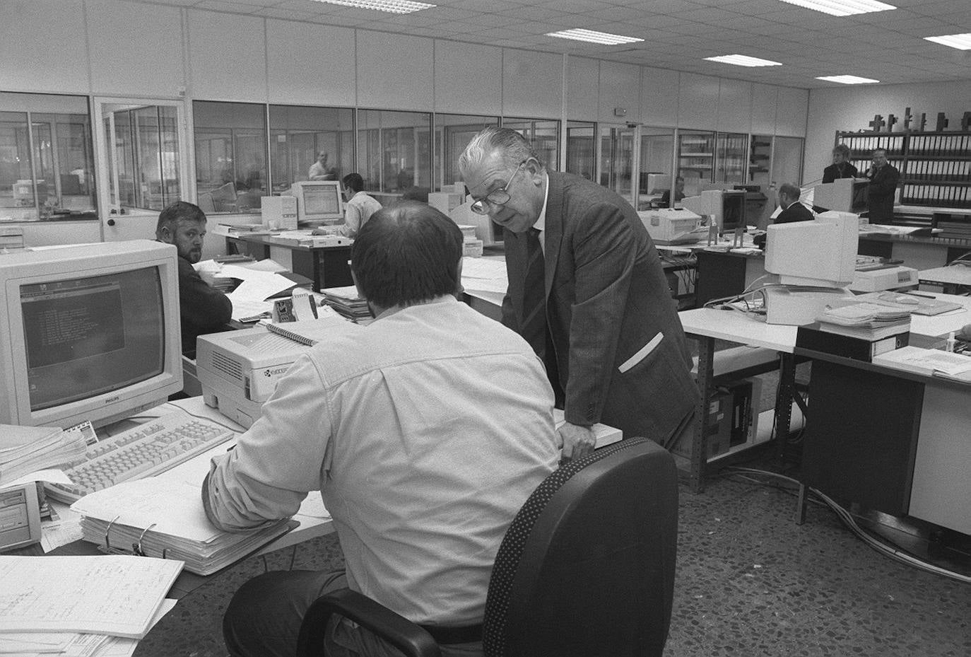 José Antonio Hevia Corte ha fallecido este jueves a los 88 años. Fue socio de Esmena, fundador de Ideas en Metal y presidente de honor de Esnova Racks. También fue relevante su actividad como mecenas y benefactor del Ateneo Jovellanos de Gijón. Precisamente, esta entidad (a la que donó su biblioteca de arte e historia de Asturias) le rindió tributo hace tres años por su entrega a la ciudad, que le homenajea con una calle. 