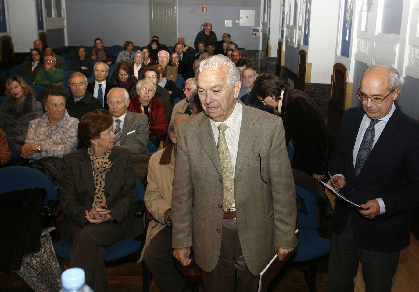 José Antonio Hevia Corte ha fallecido este jueves a los 88 años. Fue socio de Esmena, fundador de Ideas en Metal y presidente de honor de Esnova Racks. También fue relevante su actividad como mecenas y benefactor del Ateneo Jovellanos de Gijón. Precisamente, esta entidad (a la que donó su biblioteca de arte e historia de Asturias) le rindió tributo hace tres años por su entrega a la ciudad, que le homenajea con una calle. 