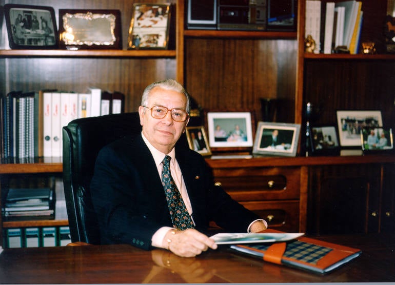 José Antonio Hevia Corte ha fallecido este jueves a los 88 años. Fue socio de Esmena, fundador de Ideas en Metal y presidente de honor de Esnova Racks. También fue relevante su actividad como mecenas y benefactor del Ateneo Jovellanos de Gijón. Precisamente, esta entidad (a la que donó su biblioteca de arte e historia de Asturias) le rindió tributo hace tres años por su entrega a la ciudad, que le homenajea con una calle. 