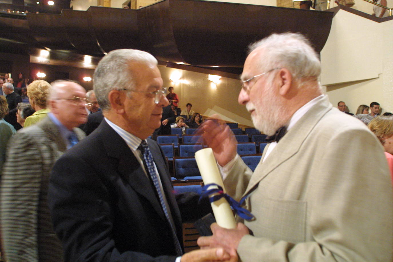 José Antonio Hevia Corte ha fallecido este jueves a los 88 años. Fue socio de Esmena, fundador de Ideas en Metal y presidente de honor de Esnova Racks. También fue relevante su actividad como mecenas y benefactor del Ateneo Jovellanos de Gijón. Precisamente, esta entidad (a la que donó su biblioteca de arte e historia de Asturias) le rindió tributo hace tres años por su entrega a la ciudad, que le homenajea con una calle. 