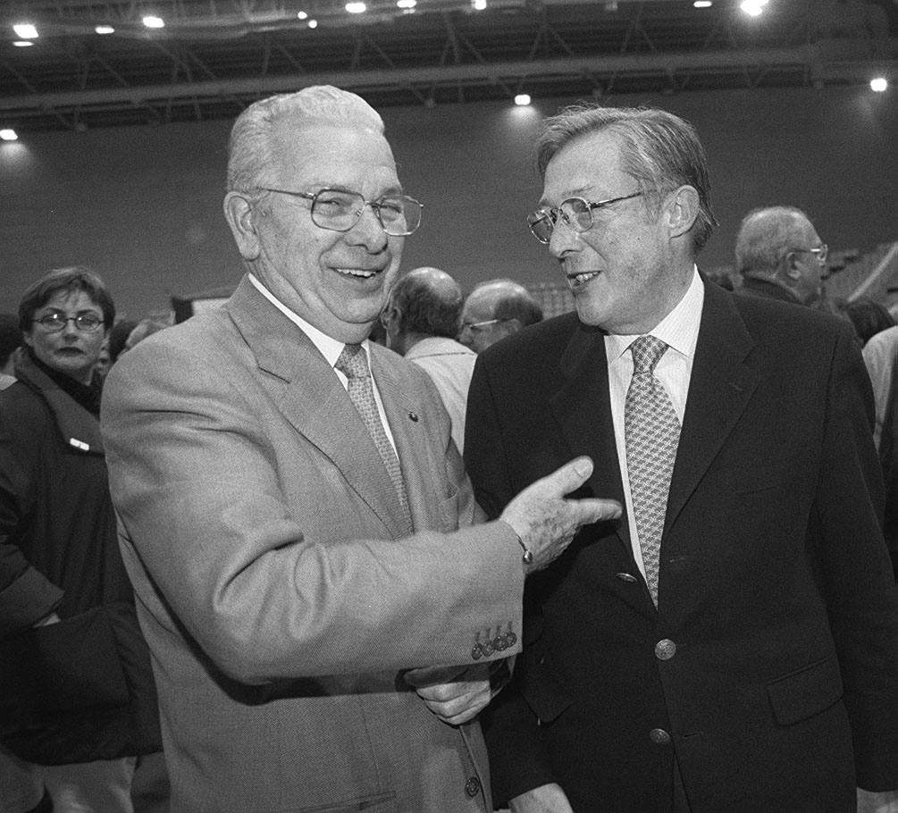 José Antonio Hevia Corte ha fallecido este jueves a los 88 años. Fue socio de Esmena, fundador de Ideas en Metal y presidente de honor de Esnova Racks. También fue relevante su actividad como mecenas y benefactor del Ateneo Jovellanos de Gijón. Precisamente, esta entidad (a la que donó su biblioteca de arte e historia de Asturias) le rindió tributo hace tres años por su entrega a la ciudad, que le homenajea con una calle. 