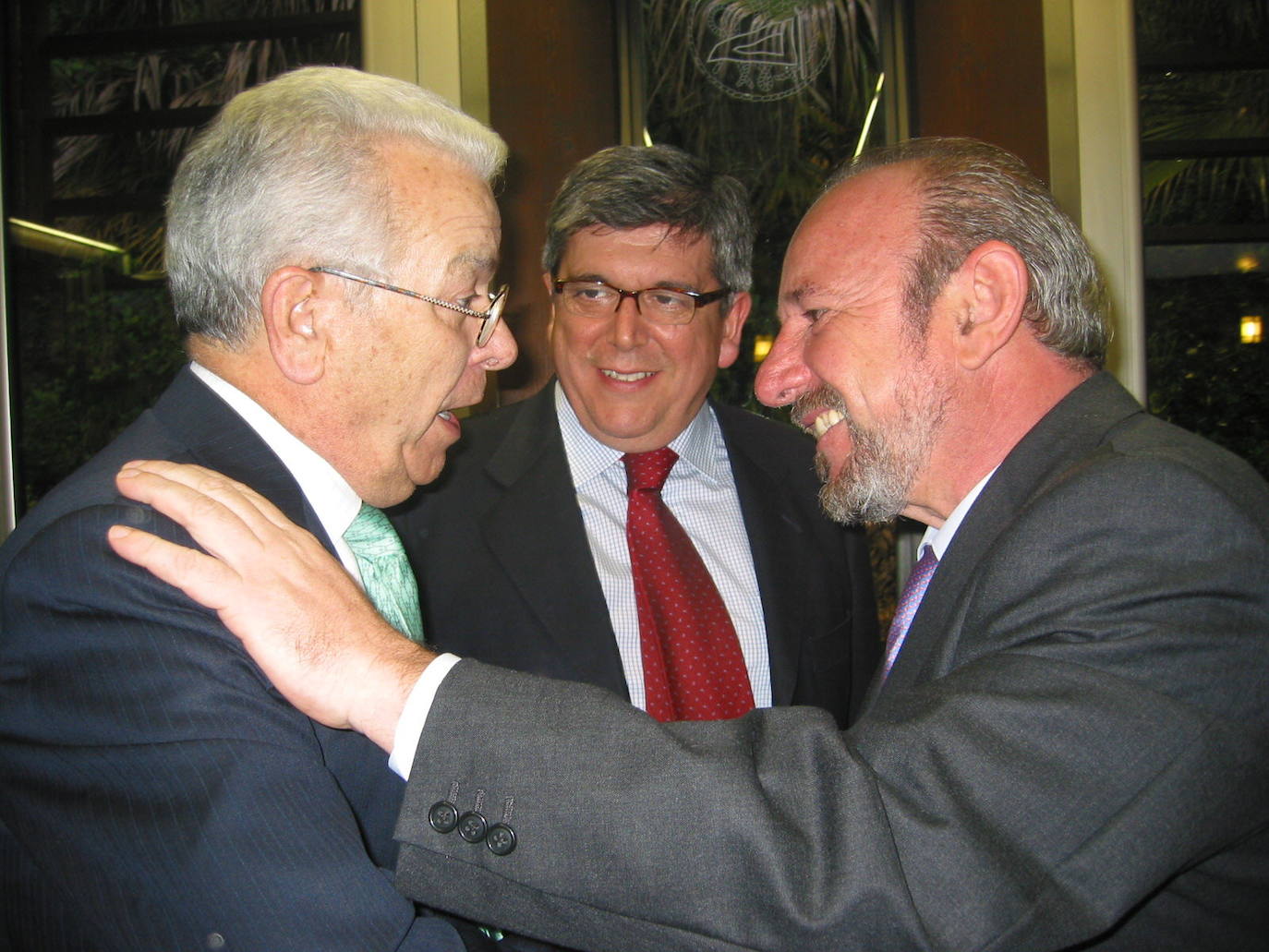 José Antonio Hevia Corte ha fallecido este jueves a los 88 años. Fue socio de Esmena, fundador de Ideas en Metal y presidente de honor de Esnova Racks. También fue relevante su actividad como mecenas y benefactor del Ateneo Jovellanos de Gijón. Precisamente, esta entidad (a la que donó su biblioteca de arte e historia de Asturias) le rindió tributo hace tres años por su entrega a la ciudad, que le homenajea con una calle. 