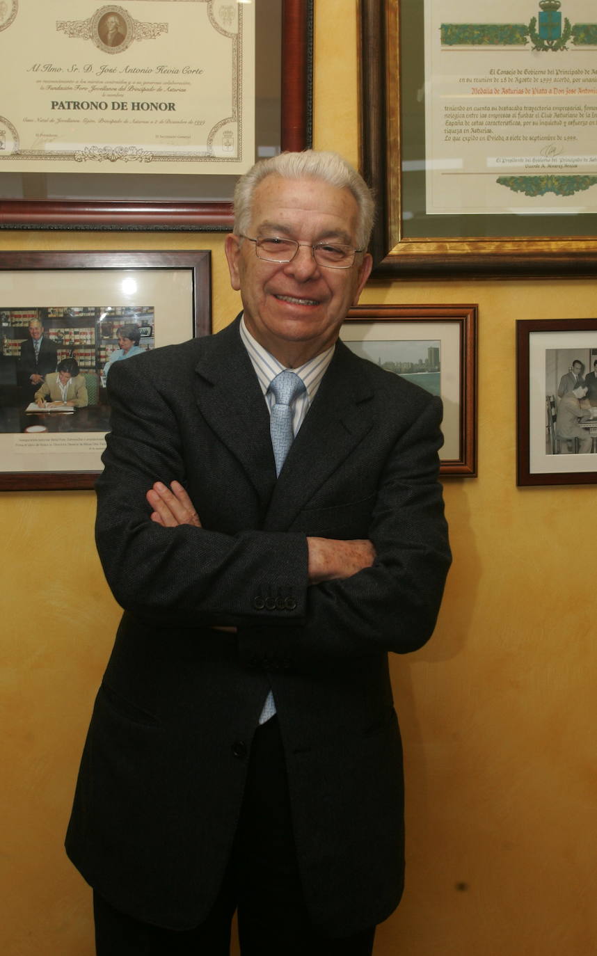 José Antonio Hevia Corte ha fallecido este jueves a los 88 años. Fue socio de Esmena, fundador de Ideas en Metal y presidente de honor de Esnova Racks. También fue relevante su actividad como mecenas y benefactor del Ateneo Jovellanos de Gijón. Precisamente, esta entidad (a la que donó su biblioteca de arte e historia de Asturias) le rindió tributo hace tres años por su entrega a la ciudad, que le homenajea con una calle. 