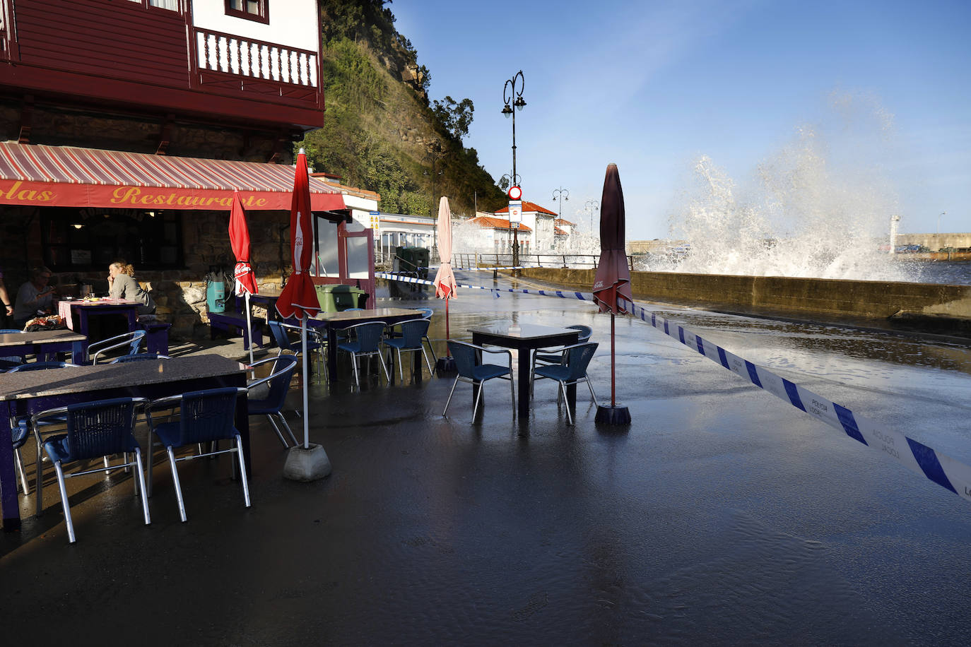 El fuerte oleaje registrado este jueves en Asturias levantó mucha expectación. Muchos curiosos se acercaron hasta la costa para comprobar olas de hasta siete metros. En algunos lugares del Principado llegaron a provocar daños en embarcaciones