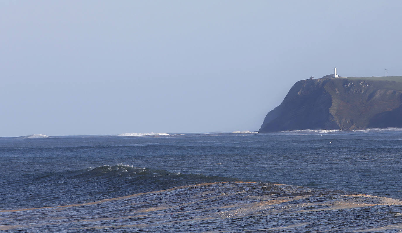 El fuerte oleaje registrado este jueves en Asturias levantó mucha expectación. Muchos curiosos se acercaron hasta la costa para comprobar olas de hasta siete metros. En algunos lugares del Principado llegaron a provocar daños en embarcaciones