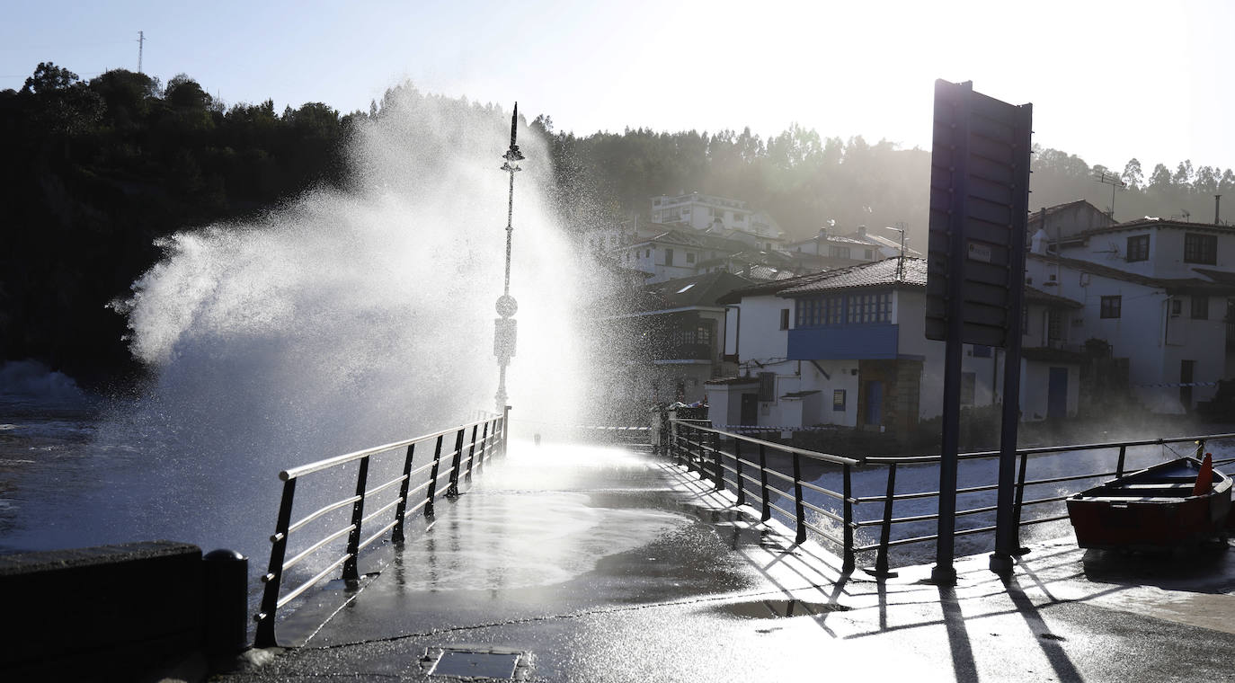 El fuerte oleaje registrado este jueves en Asturias levantó mucha expectación. Muchos curiosos se acercaron hasta la costa para comprobar olas de hasta siete metros. En algunos lugares del Principado llegaron a provocar daños en embarcaciones