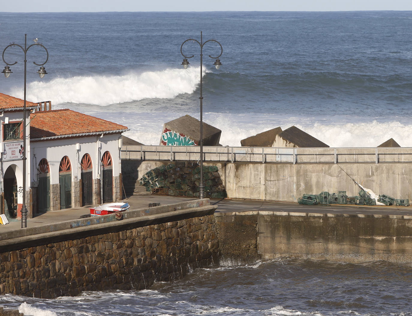 El fuerte oleaje registrado este jueves en Asturias levantó mucha expectación. Muchos curiosos se acercaron hasta la costa para comprobar olas de hasta siete metros. En algunos lugares del Principado llegaron a provocar daños en embarcaciones