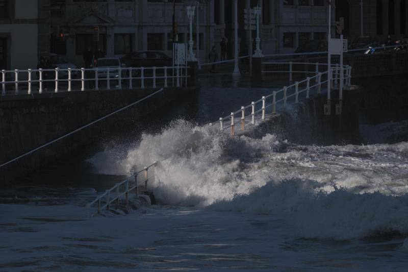 El fuerte oleaje registrado este jueves en Asturias levantó mucha expectación. Muchos curiosos se acercaron hasta la costa para comprobar olas de hasta siete metros. En algunos lugares del Principado llegaron a provocar daños en embarcaciones