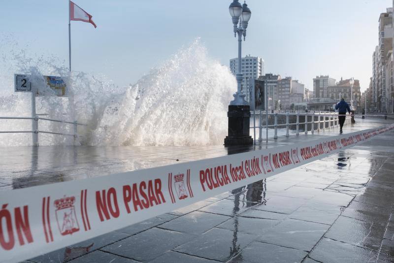 El fuerte oleaje registrado este jueves en Asturias levantó mucha expectación. Muchos curiosos se acercaron hasta la costa para comprobar olas de hasta siete metros. En algunos lugares del Principado llegaron a provocar daños en embarcaciones