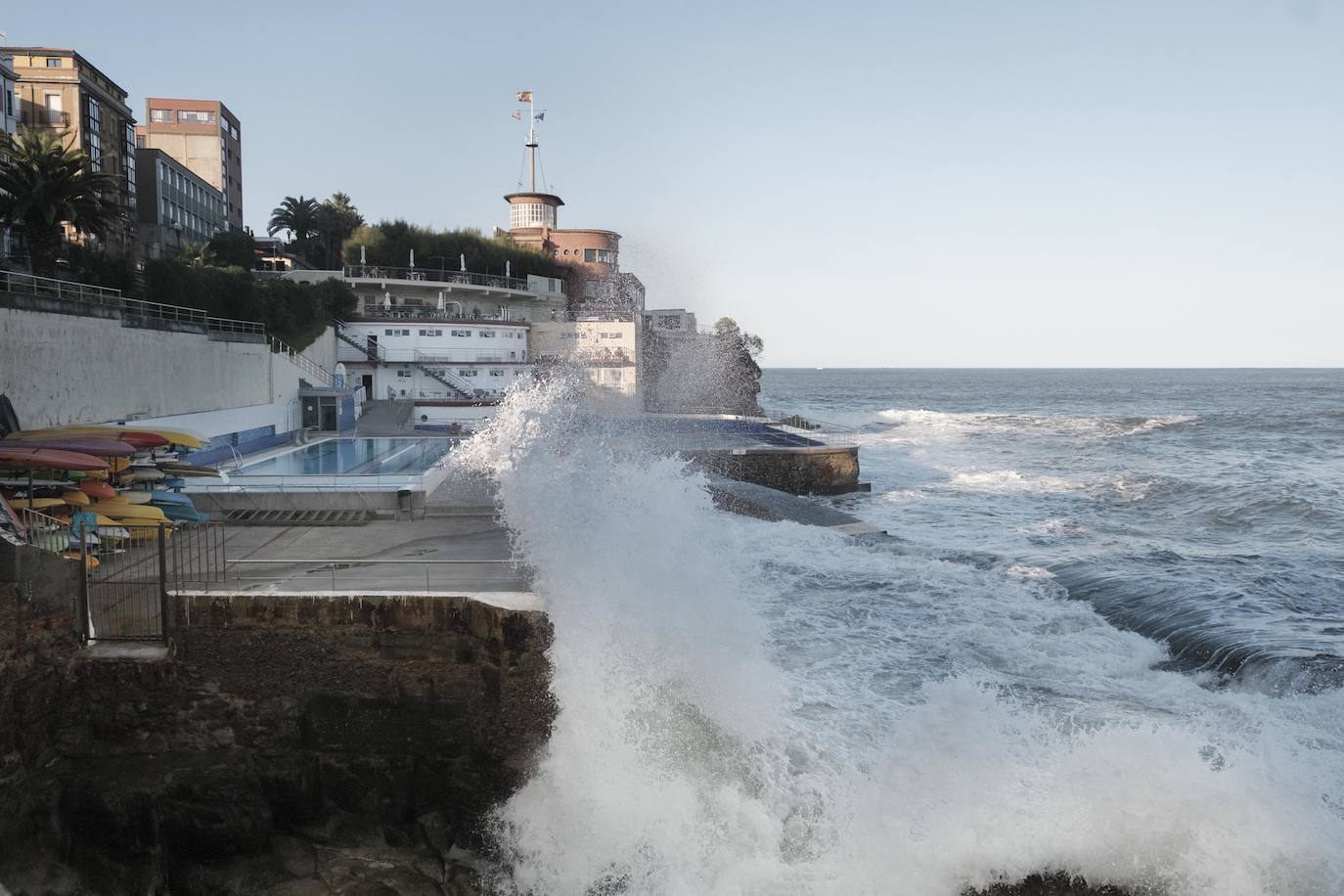 El fuerte oleaje registrado este jueves en Asturias levantó mucha expectación. Muchos curiosos se acercaron hasta la costa para comprobar olas de hasta siete metros. En algunos lugares del Principado llegaron a provocar daños en embarcaciones