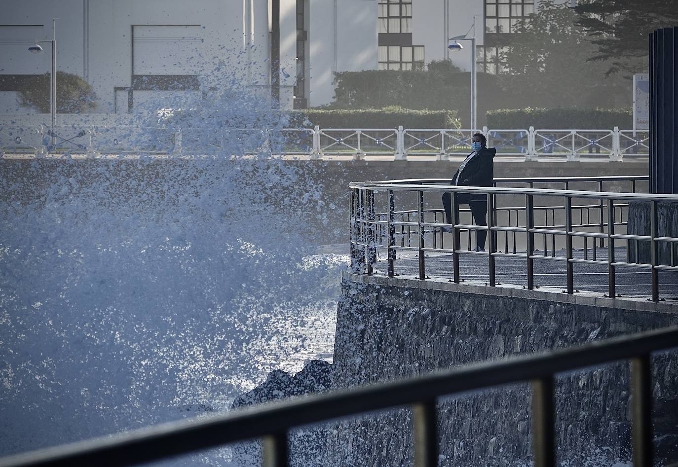 El fuerte oleaje registrado este jueves en Asturias levantó mucha expectación. Muchos curiosos se acercaron hasta la costa para comprobar olas de hasta siete metros. En algunos lugares del Principado llegaron a provocar daños en embarcaciones