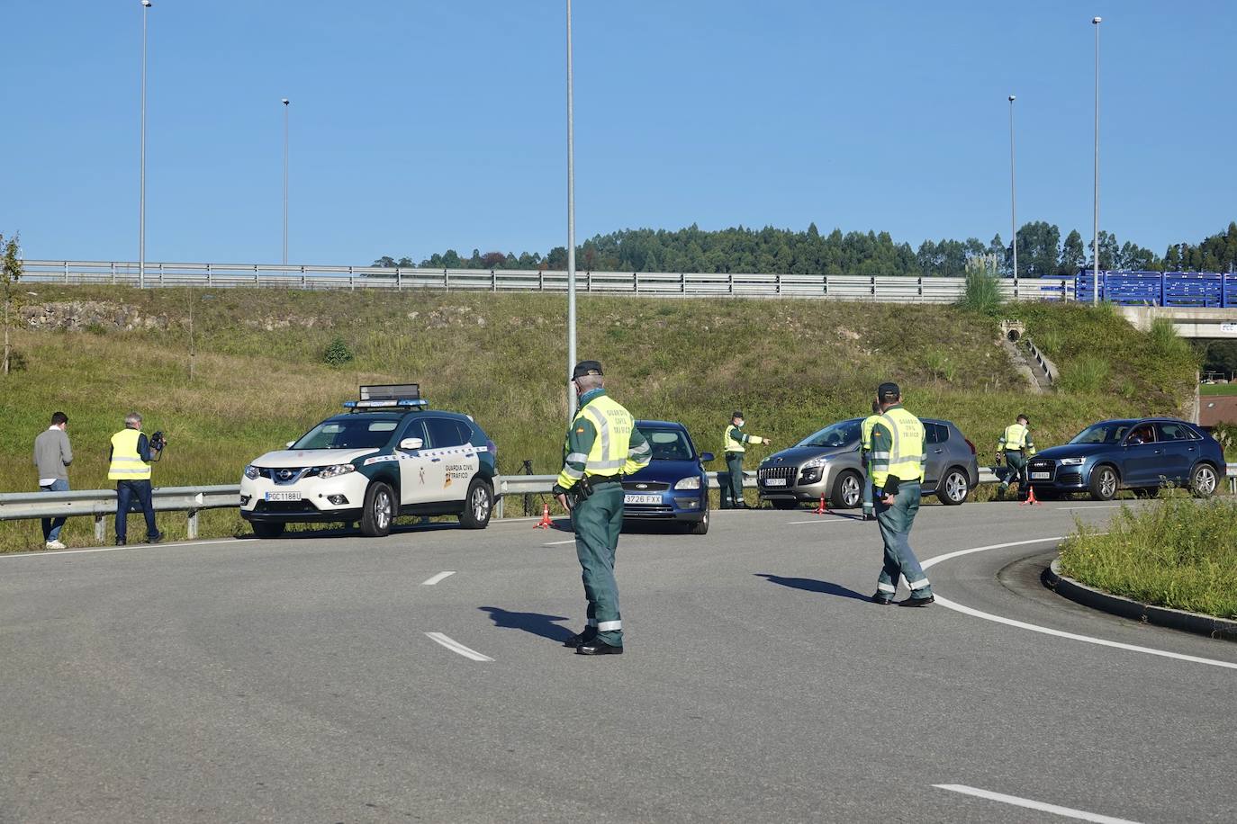 La Guardia Civil ha realizado controles de tráfico para asegurarse del cumplimiento del confinamiento perimetral decretado en el Principado de Asturias desde el pasado miércoles. 
