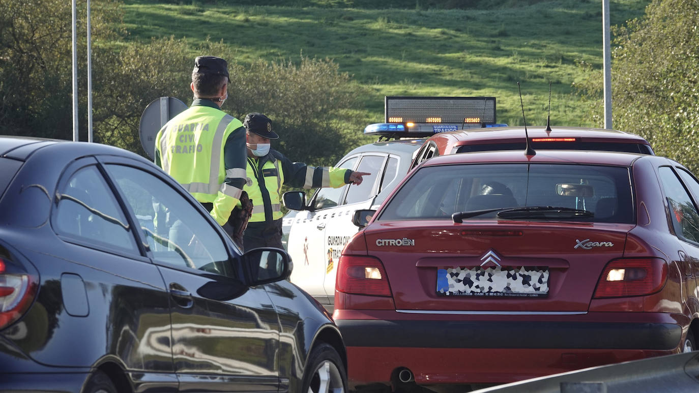 La Guardia Civil ha realizado controles de tráfico para asegurarse del cumplimiento del confinamiento perimetral decretado en el Principado de Asturias desde el pasado miércoles. 