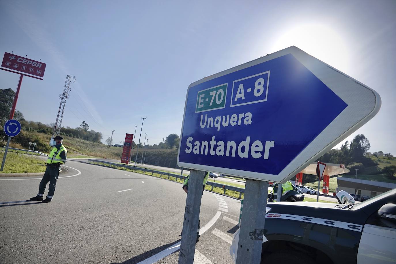 La Guardia Civil ha realizado controles de tráfico para asegurarse del cumplimiento del confinamiento perimetral decretado en el Principado de Asturias desde el pasado miércoles. 