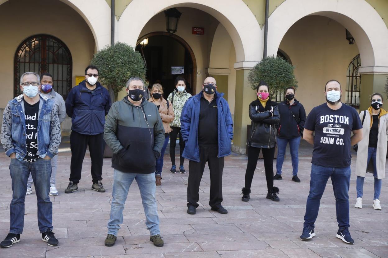 Un grupo de hosteleros, ante la casa consistorial de Langreo. 