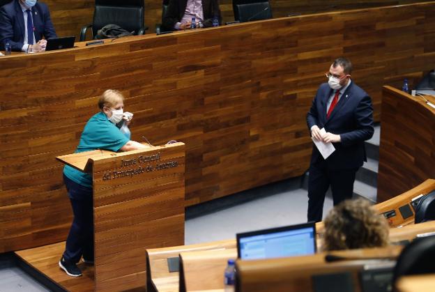 Adrián Barbón espera a que una trabajadora de la Junta limpie la tribuna para hacer una réplica durante el debate de orientación política. 