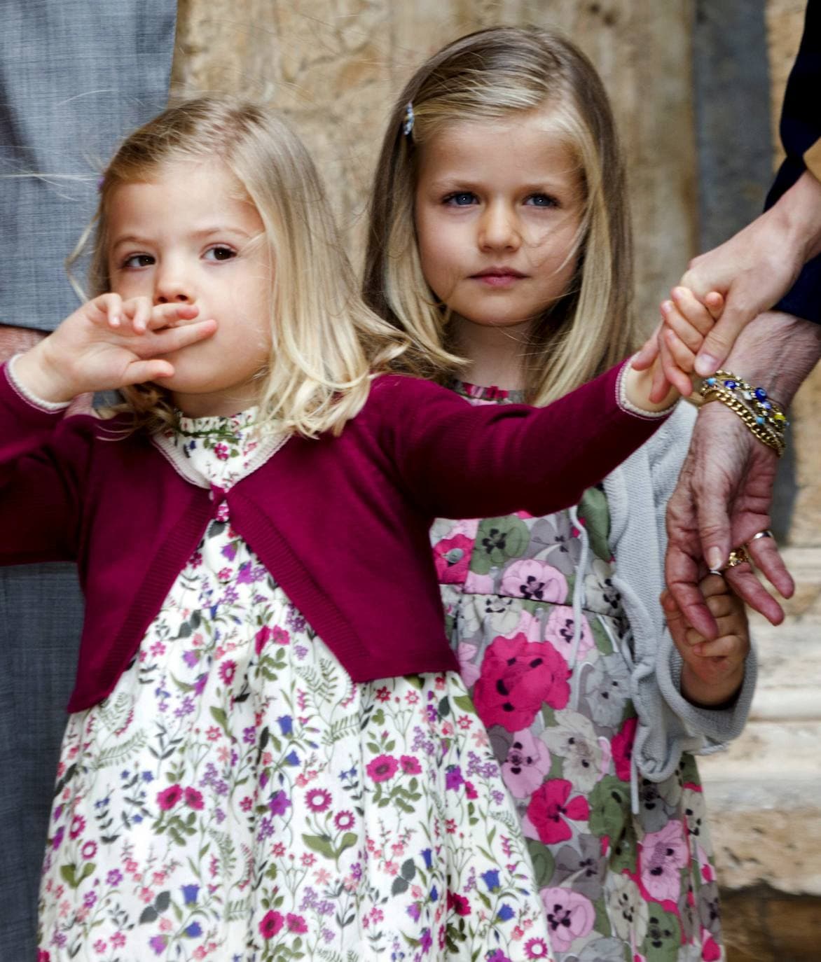 2011 | La princesa Leonor festeja este sábado, 31 de octubre, su 15 cumpleaños, edad que la aboca a una creciente actividad institucional condicionada temporalmente por la pandemia y en una tesitura desconocida hasta ahora por la Corona al ser diana de críticas que proceden incluso del Gobierno de coalición. Doña Leonor cumple 15 años dos semanas después de que por segunda vez entregara en Oviedo los Premios Princesa de Asturias, un escenario en el que sus palabras, sus gestos e incluso su vestuario (por vez primera con zapatos de tacón), denotaron que dejó atrás la niñez y avanza en el aprendizaje del papel que está llamada a desempeñar.