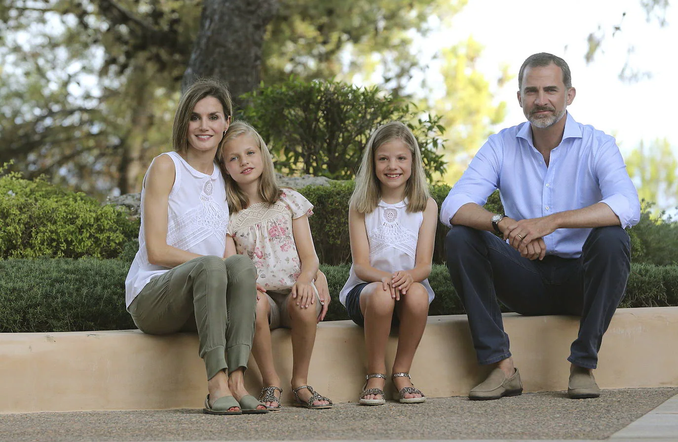 2015 | La princesa Leonor festeja este sábado, 31 de octubre, su 15 cumpleaños, edad que la aboca a una creciente actividad institucional condicionada temporalmente por la pandemia y en una tesitura desconocida hasta ahora por la Corona al ser diana de críticas que proceden incluso del Gobierno de coalición. Doña Leonor cumple 15 años dos semanas después de que por segunda vez entregara en Oviedo los Premios Princesa de Asturias, un escenario en el que sus palabras, sus gestos e incluso su vestuario (por vez primera con zapatos de tacón), denotaron que dejó atrás la niñez y avanza en el aprendizaje del papel que está llamada a desempeñar.