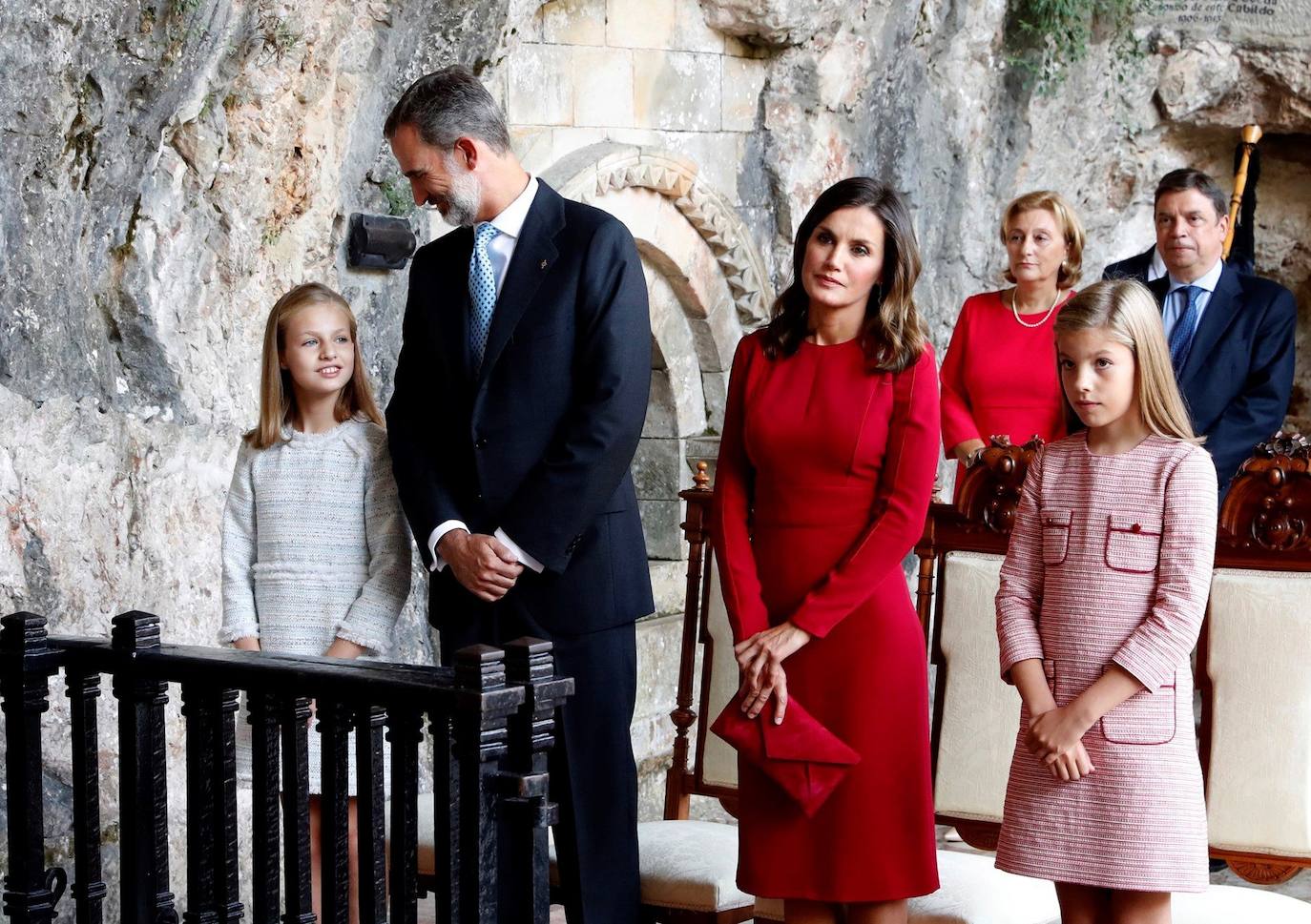 2018 | La princesa Leonor festeja este sábado, 31 de octubre, su 15 cumpleaños, edad que la aboca a una creciente actividad institucional condicionada temporalmente por la pandemia y en una tesitura desconocida hasta ahora por la Corona al ser diana de críticas que proceden incluso del Gobierno de coalición. Doña Leonor cumple 15 años dos semanas después de que por segunda vez entregara en Oviedo los Premios Princesa de Asturias, un escenario en el que sus palabras, sus gestos e incluso su vestuario (por vez primera con zapatos de tacón), denotaron que dejó atrás la niñez y avanza en el aprendizaje del papel que está llamada a desempeñar.