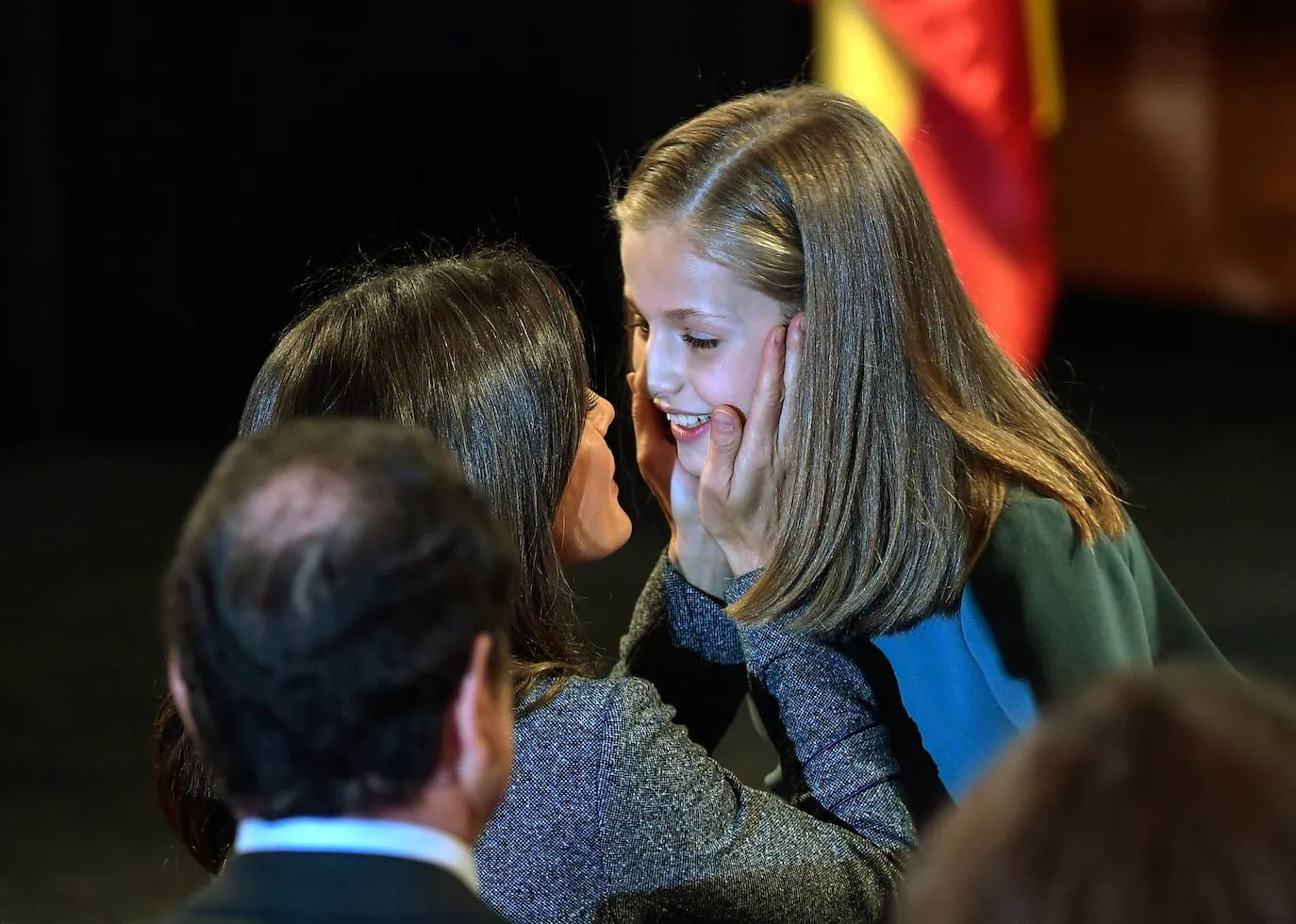 2018 | La princesa Leonor festeja este sábado, 31 de octubre, su 15 cumpleaños, edad que la aboca a una creciente actividad institucional condicionada temporalmente por la pandemia y en una tesitura desconocida hasta ahora por la Corona al ser diana de críticas que proceden incluso del Gobierno de coalición. Doña Leonor cumple 15 años dos semanas después de que por segunda vez entregara en Oviedo los Premios Princesa de Asturias, un escenario en el que sus palabras, sus gestos e incluso su vestuario (por vez primera con zapatos de tacón), denotaron que dejó atrás la niñez y avanza en el aprendizaje del papel que está llamada a desempeñar.