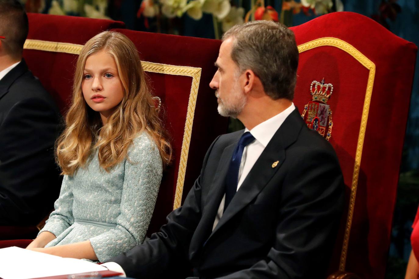 2019 | La princesa Leonor festeja este sábado, 31 de octubre, su 15 cumpleaños, edad que la aboca a una creciente actividad institucional condicionada temporalmente por la pandemia y en una tesitura desconocida hasta ahora por la Corona al ser diana de críticas que proceden incluso del Gobierno de coalición. Doña Leonor cumple 15 años dos semanas después de que por segunda vez entregara en Oviedo los Premios Princesa de Asturias, un escenario en el que sus palabras, sus gestos e incluso su vestuario (por vez primera con zapatos de tacón), denotaron que dejó atrás la niñez y avanza en el aprendizaje del papel que está llamada a desempeñar.