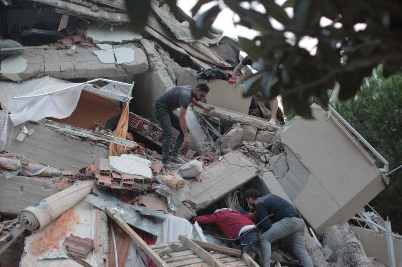 Un terremoto de magnitud entre 6,6 y 6,8 en la escala de Richter sacudió este viernes la isla griega de Samos, en el este de país, y la costa egea de Turquía.