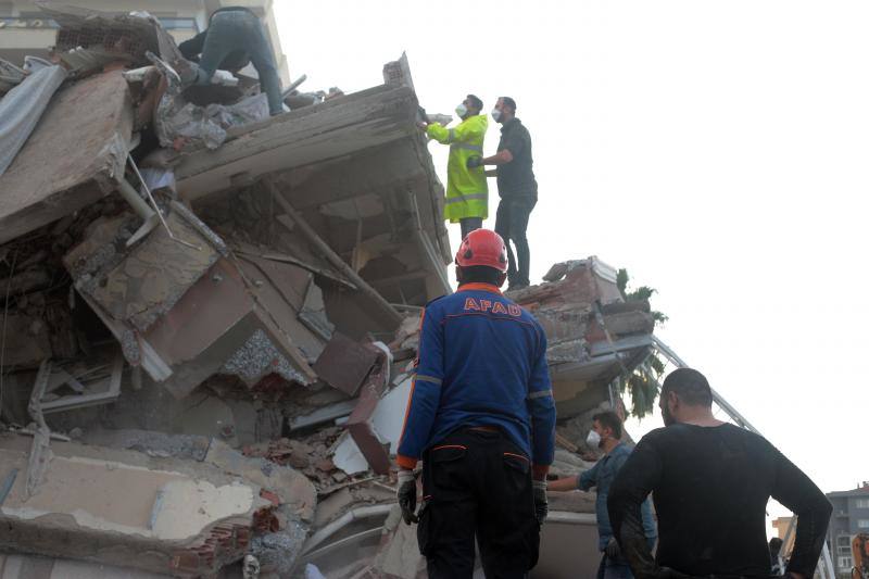 Un terremoto de magnitud entre 6,6 y 6,8 en la escala de Richter sacudió este viernes la isla griega de Samos, en el este de país, y la costa egea de Turquía.