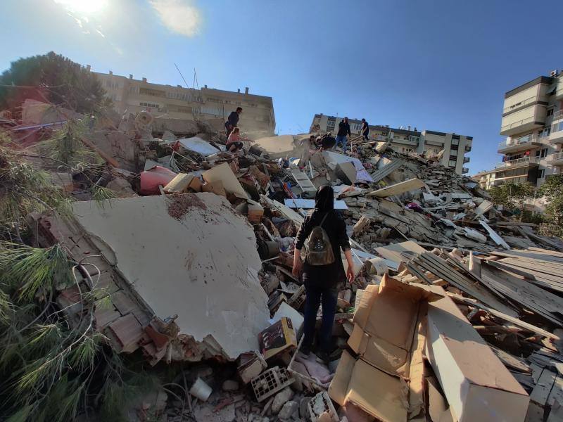 Un terremoto de magnitud entre 6,6 y 6,8 en la escala de Richter sacudió este viernes la isla griega de Samos, en el este de país, y la costa egea de Turquía.