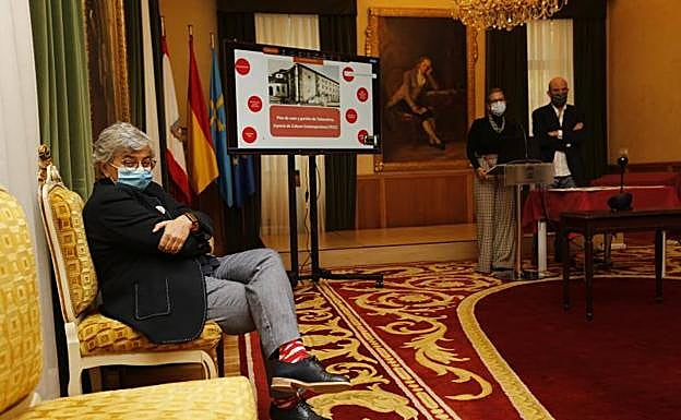 La alcaldesa de Gijón, en primer término, durante la presentación de los usos de Tabacalera.