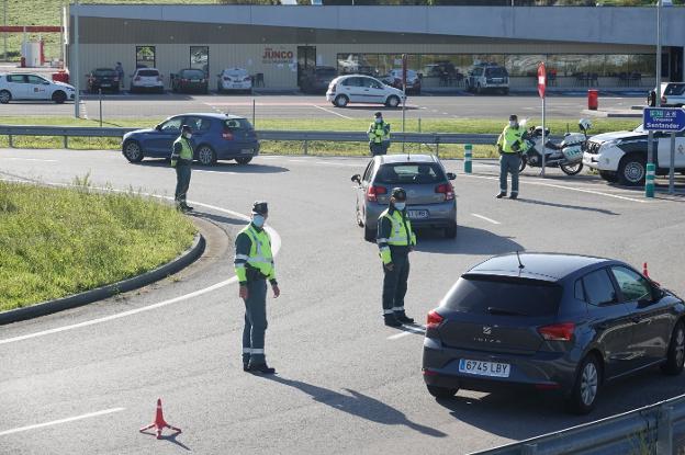 Controles de la Guardia Civil en el límite de Asturias con Cantabria. 