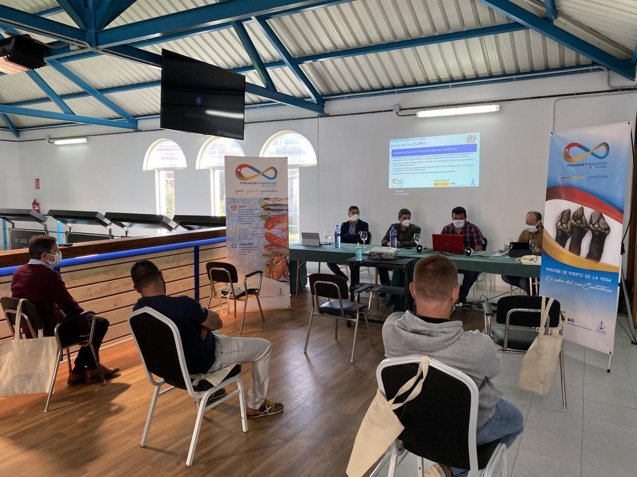 Asistentes a la jornada de promoción del percebe asturiano celebrada ayer en Puerto de Vega. 