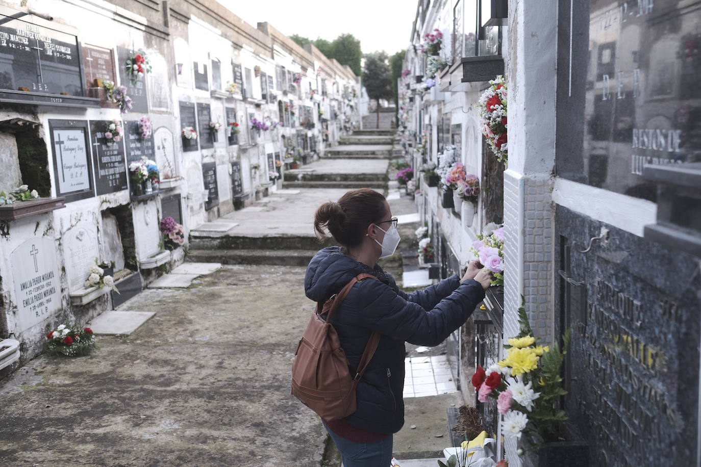 Fueron muchos los asturianos que se acercaron este sábado a los cementerios para evitar las aglomeraciones del Día de Difuntos. Tal y como recomendaron las autoridades, las visitas se están haciendo de manera escalonada.