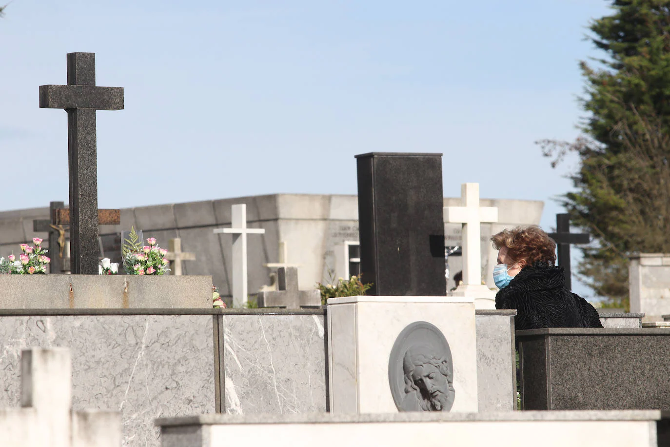 Fueron muchos los asturianos que se acercaron este sábado a los cementerios para evitar las aglomeraciones del Día de Difuntos. Tal y como recomendaron las autoridades, las visitas se están haciendo de manera escalonada.