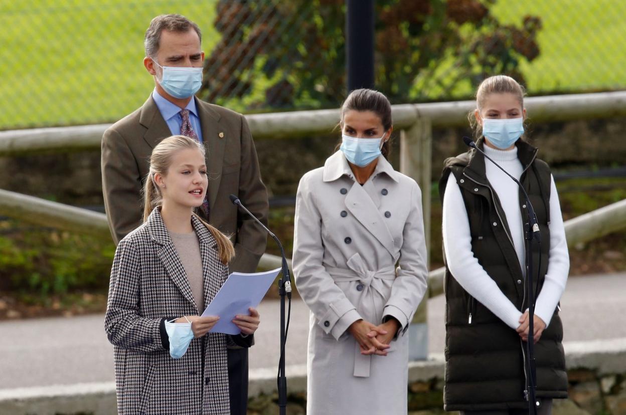 Leonor de Borbón pronuncia su discurso en la entrega del Premio al Pueblo Ejemplar 2020 a Somao arropada por los Reyes y su hermana, la infanta Sofía. 