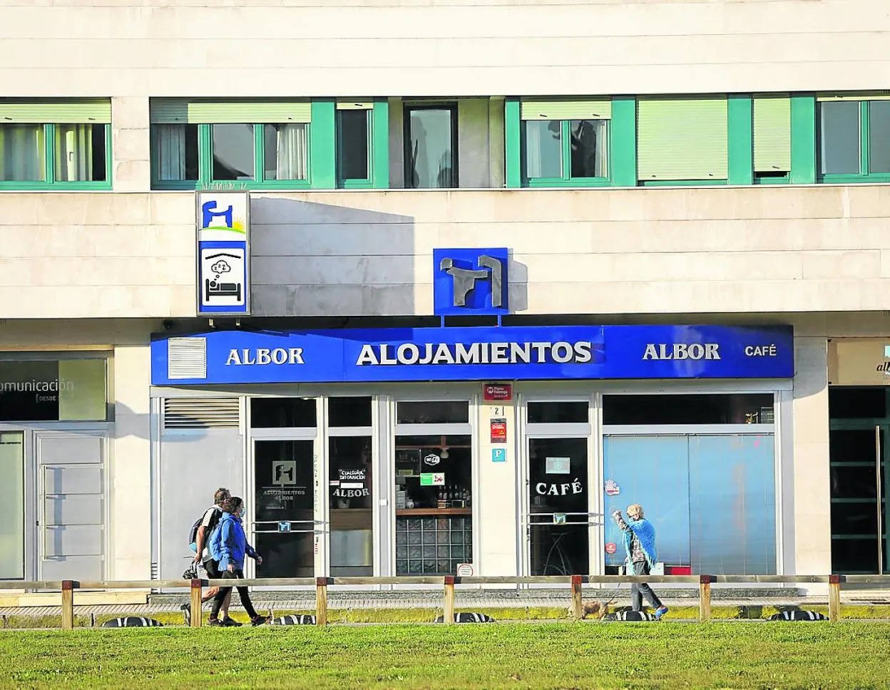 El Hotel Albor, en Gijón, con su servicio de hostelería cerrado y sus habitaciones vacías. 