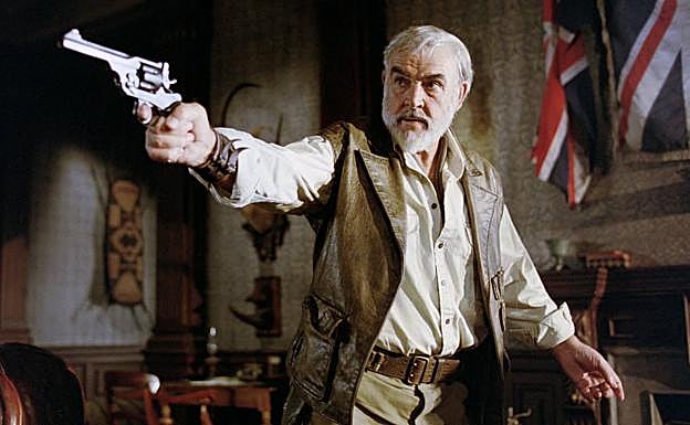 Imagen principal - Arriba, en 'La liga de los Hombres extraordinarios'; a la izquireda, en 'Los Intocables de Eliot Ness' y a la derecha, en como su inolvidable James Bond.