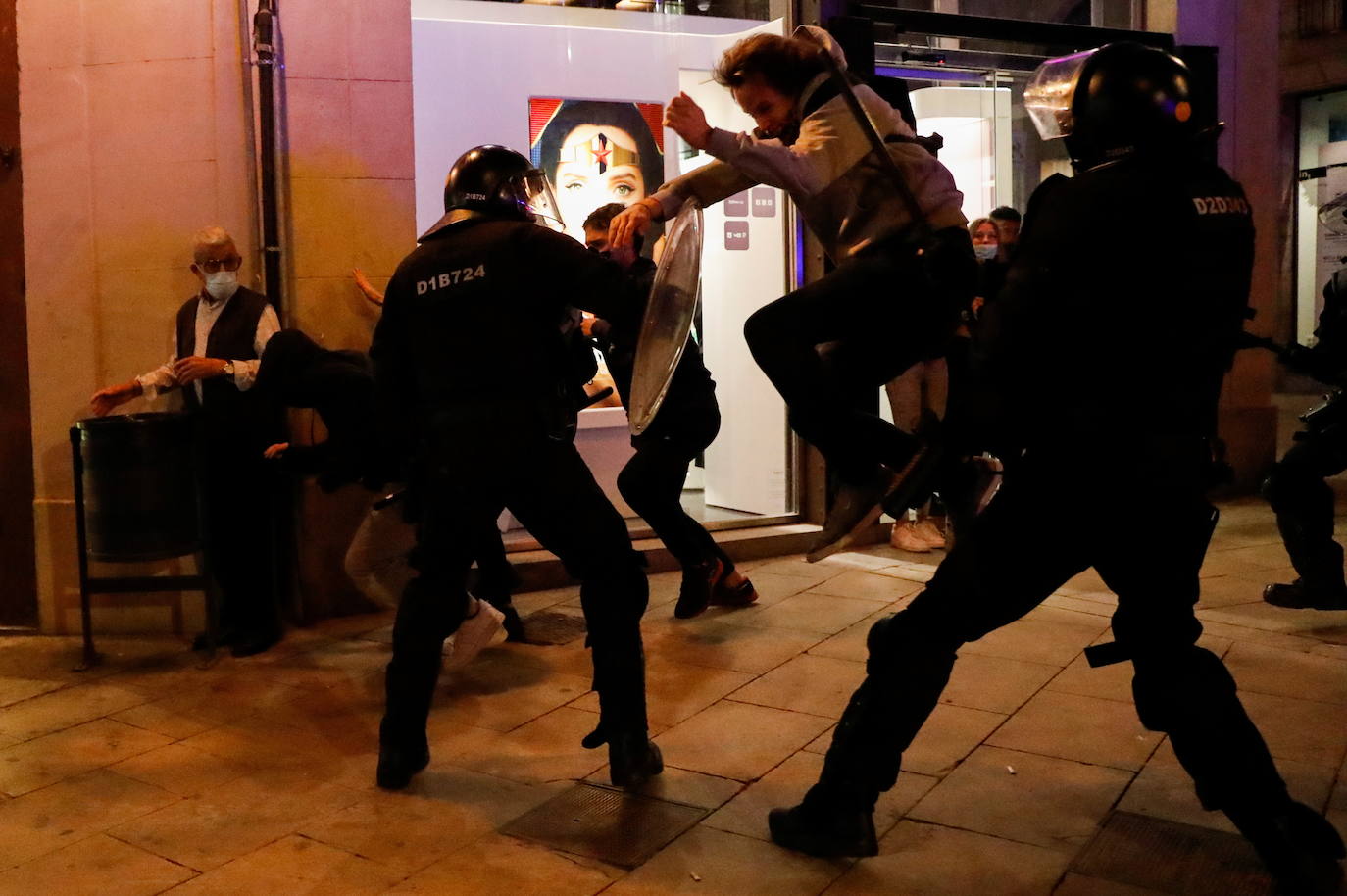 Más de un centenar de contenedores quemados, daños a vehículos mobiliario urbano es el balance de una violenta protesta contra las restricciones del estado de alarma registrada en el barrio de Gamonal, en Burgos. También en Barcelona se han producido enfrentamientos entre negacionistas de la covid y policías. Hay, al menos, una docena de detenidos y una veintena de heridos.