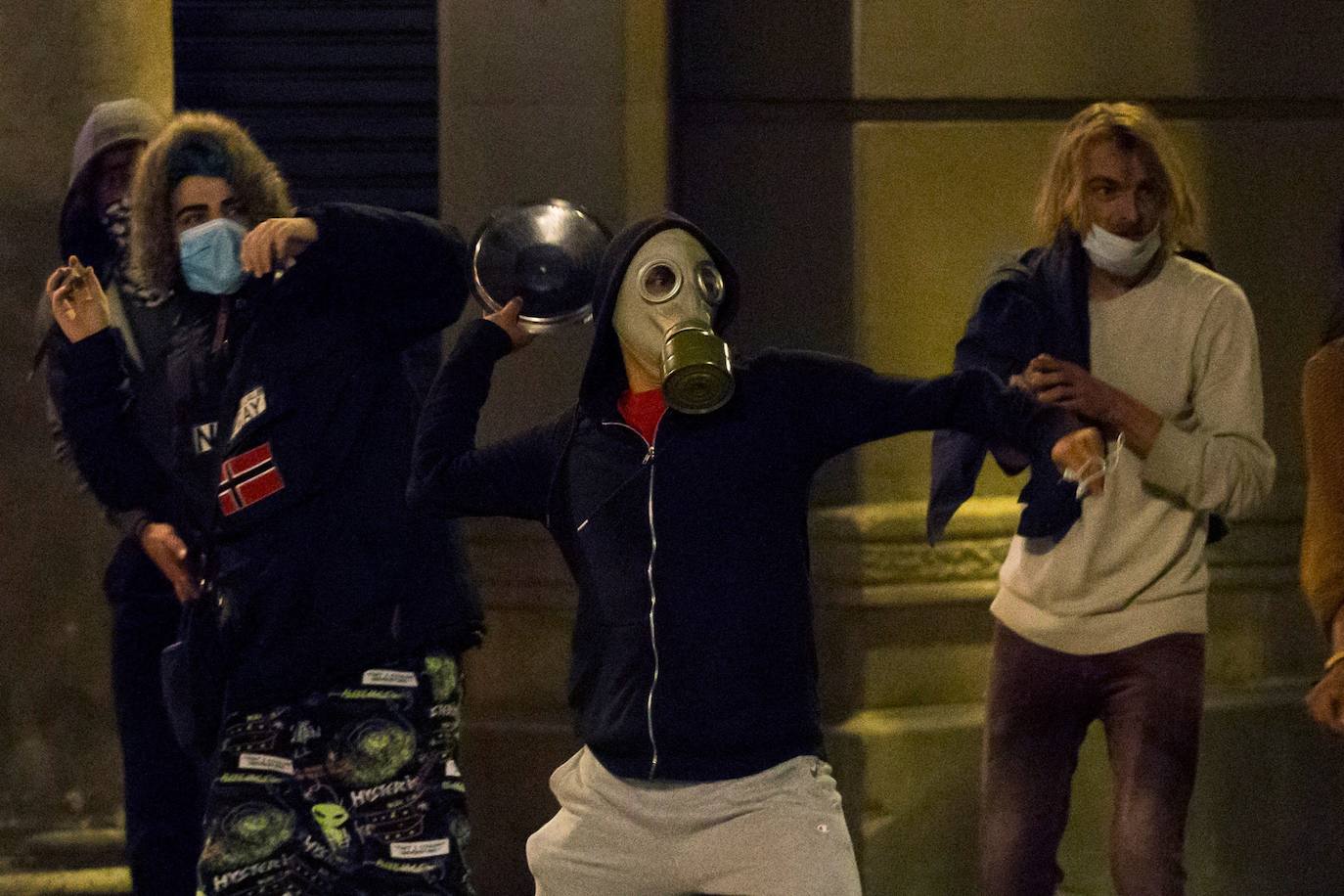 Más de un centenar de contenedores quemados, daños a vehículos mobiliario urbano es el balance de una violenta protesta contra las restricciones del estado de alarma registrada en el barrio de Gamonal, en Burgos. También en Barcelona se han producido enfrentamientos entre negacionistas de la covid y policías. Hay, al menos, una docena de detenidos y una veintena de heridos.