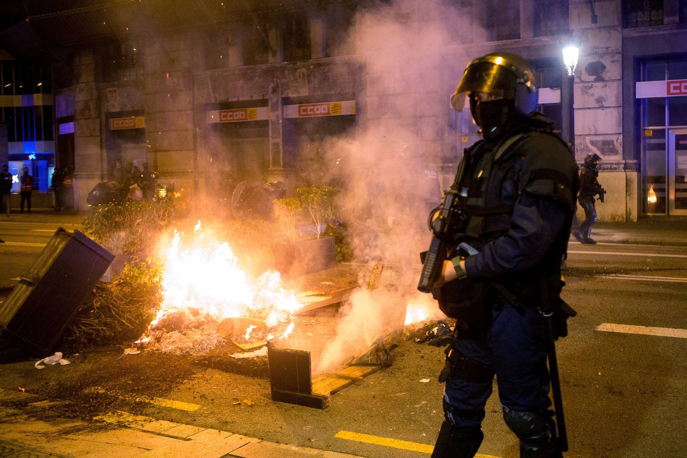 Más de un centenar de contenedores quemados, daños a vehículos mobiliario urbano es el balance de una violenta protesta contra las restricciones del estado de alarma registrada en el barrio de Gamonal, en Burgos. También en Barcelona se han producido enfrentamientos entre negacionistas de la covid y policías. Hay, al menos, una docena de detenidos y una veintena de heridos.